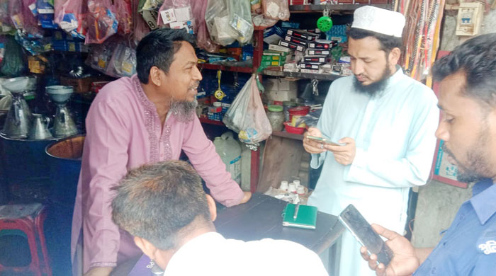 বালিয়াকান্দির জামালপুর বাজারে অতিরিক্ত দামে তেল বিক্রি করায় মোবাইল কোর্টে ব্যবসায়ীর জরিমানা